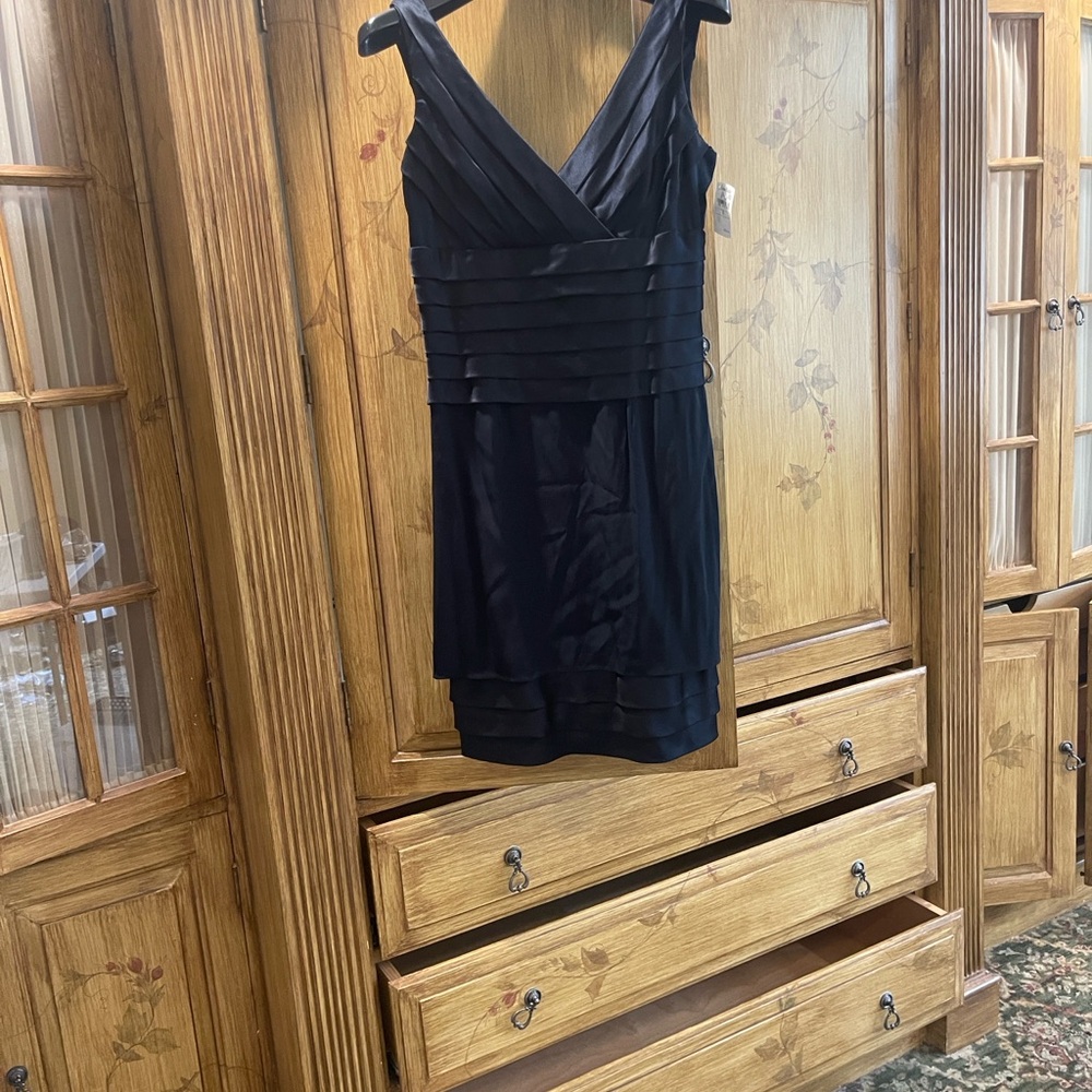 Neiman Marcus Navy pleated evening dress. V Neck. Size 6 NWT